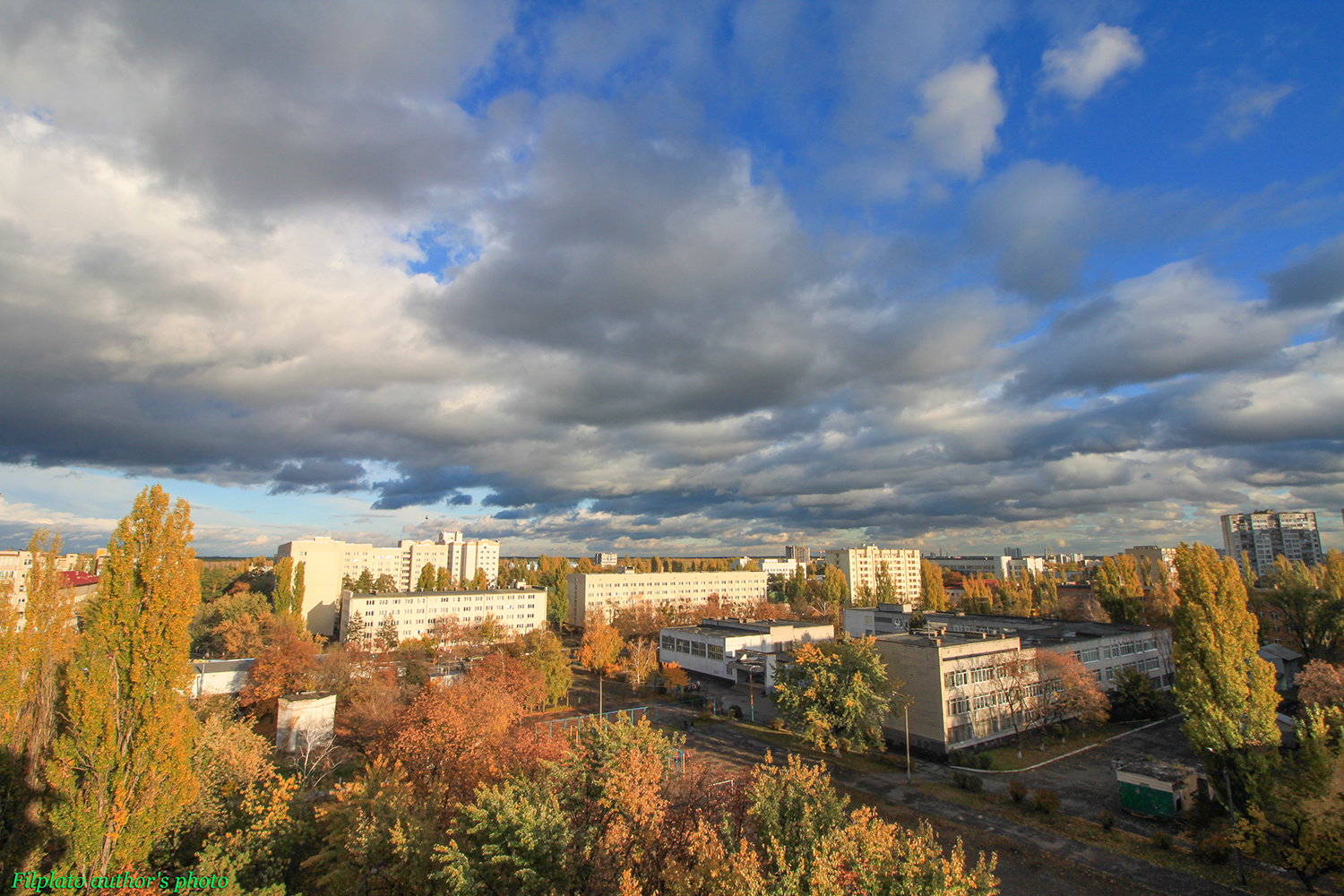 Из альбома "Осенние облака над городом" осенние облака над городом низкая облачность домами октябрьский ветер полет облаков