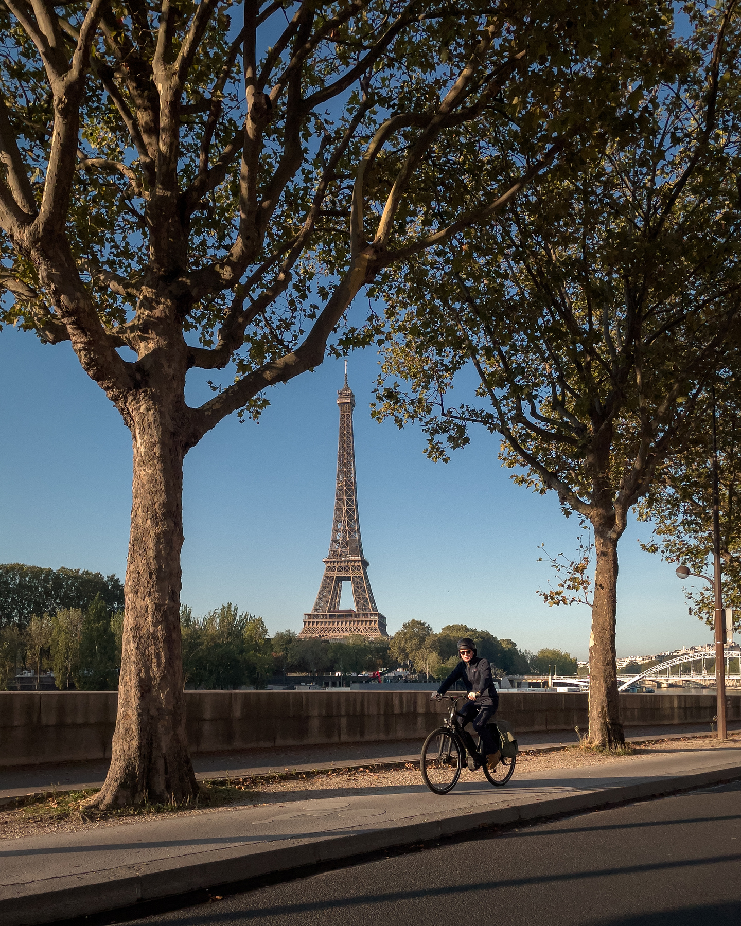 Paris morning Париж Франция стрит уличная фотография репортаж iphone велосипед утро эйфелева башня