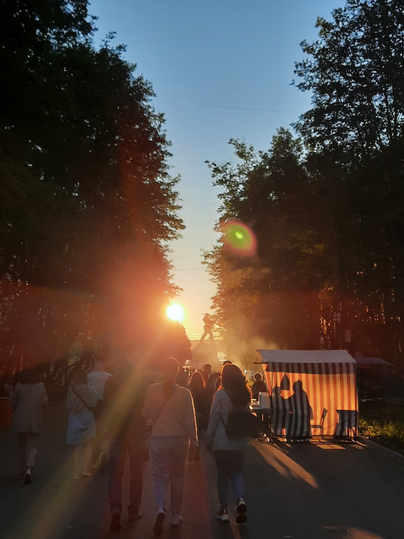 Праздник город природа люди солнце закат праздник памятник