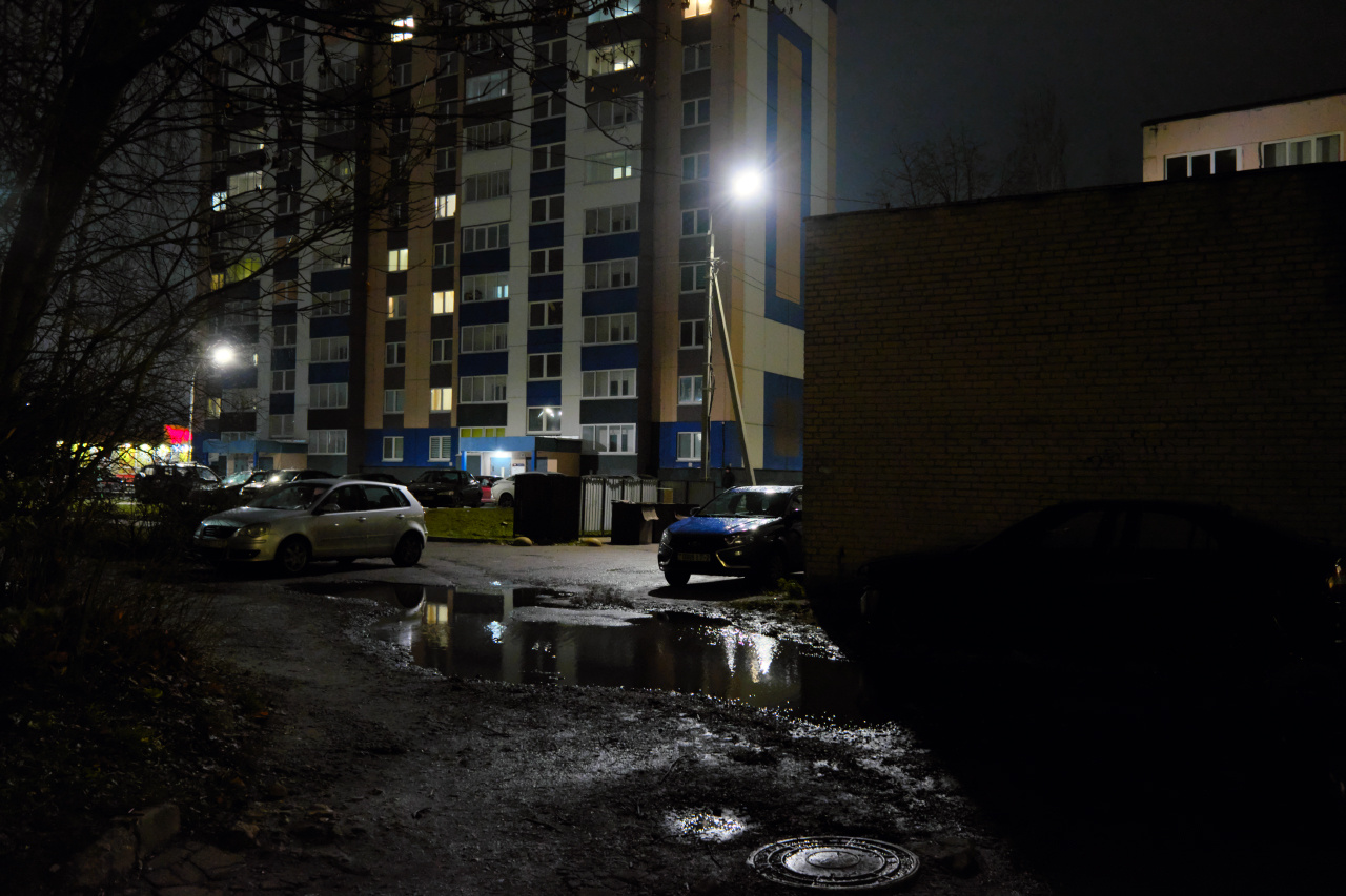 Городской вечер 2 вечер двор здания окна фонари деревья лужи автомобили