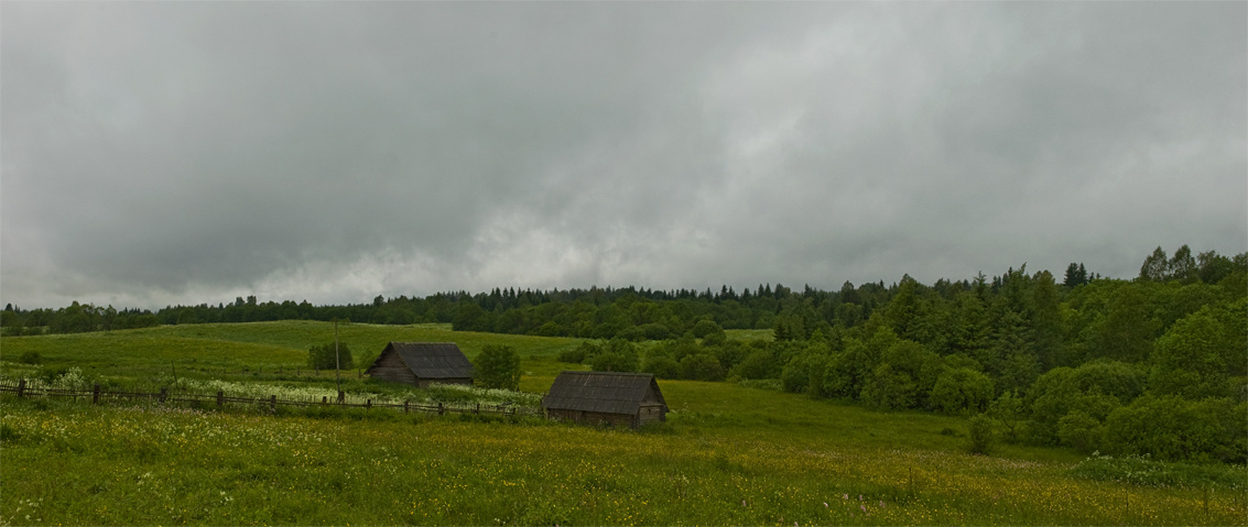 Дождливое утро на окраине села село, пасмурно, облака, деревня, поле, лето, дождь