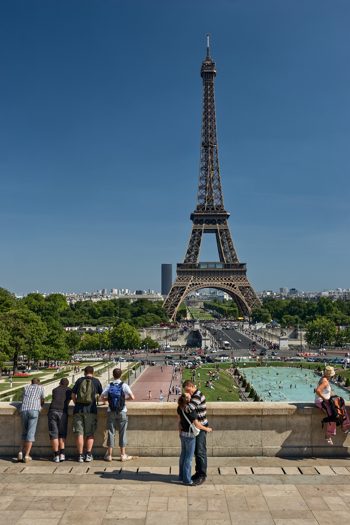 Пока никто не видит... Париж Эйфелева башня Tour Eiffel влюблённые