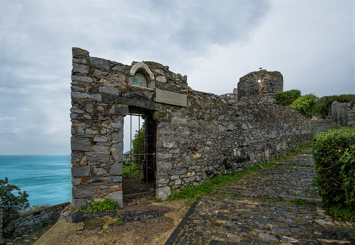 Дорога ведет к кладбищу Porto Venere