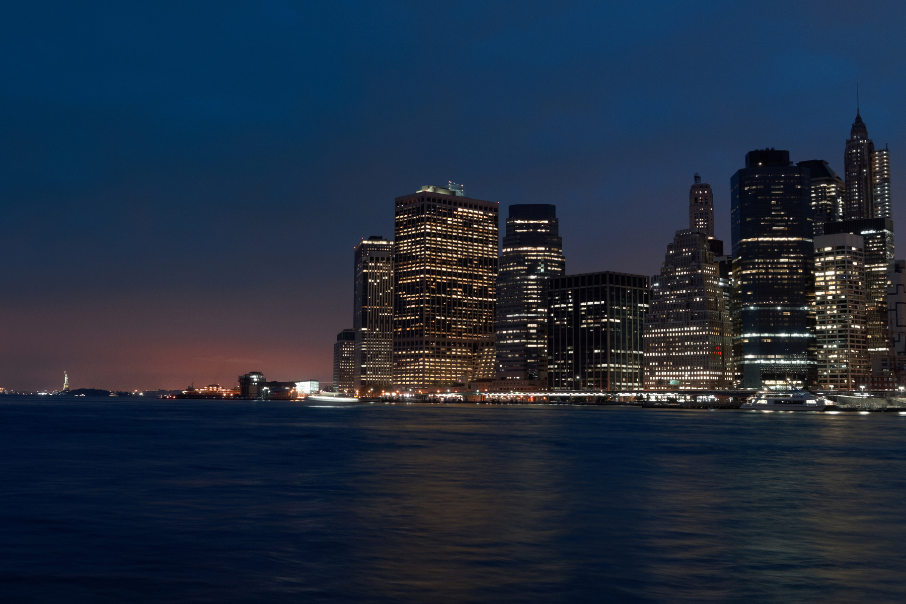 View of Manhattan from the East River (true color) город Нью Йорк Манхеттен ночной небоскребы