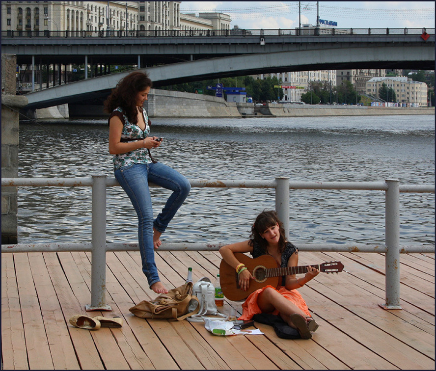 На причале жанр люди девушки гитара лето город Москва Москва-река