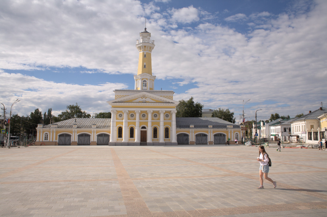 Пожарная каланча в проводах колонны фасад площадь плитка