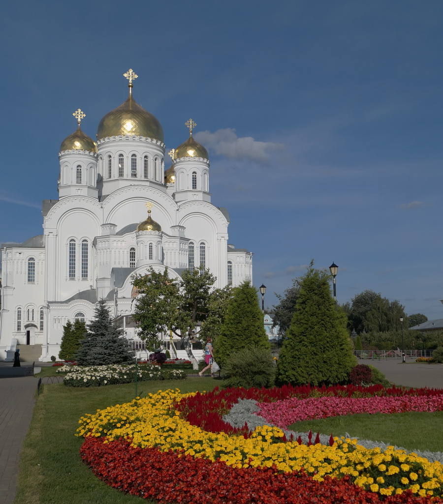 На территории монастыря Дивеево Серафимо-Дивевский монастырь