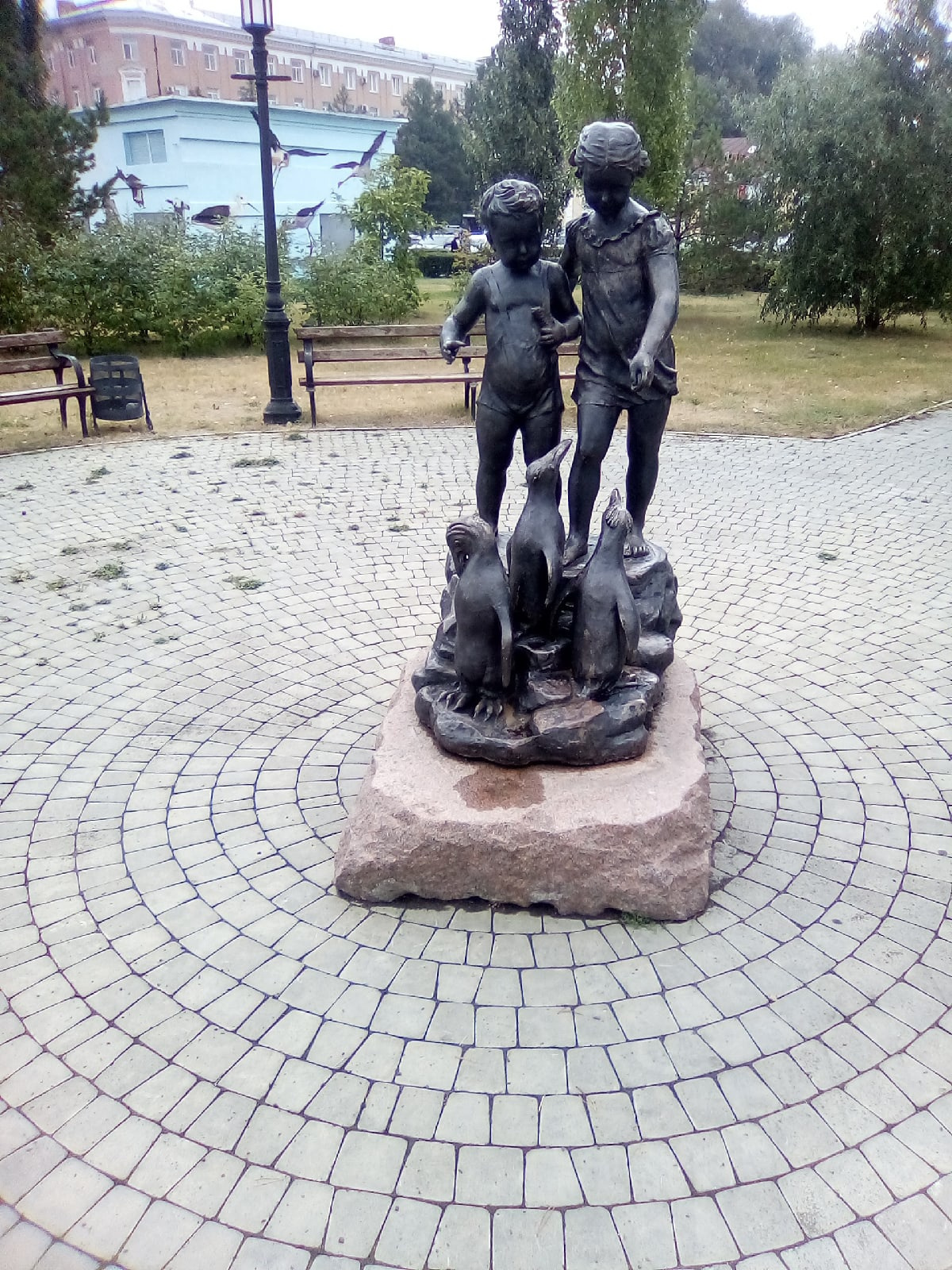 Пингвины и дети Омск скульптура