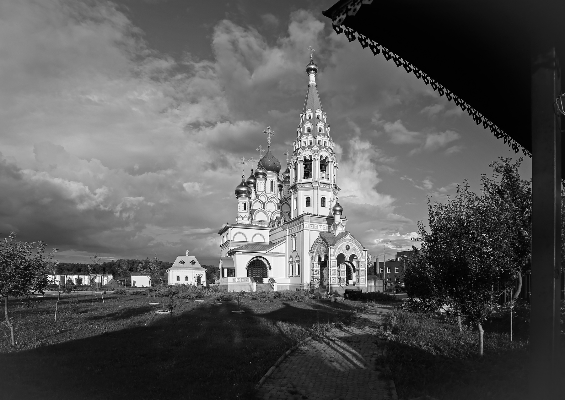 Контрасты позднего вечера Храм иконы Божией Матери Неувядаемый Цвет Рублево