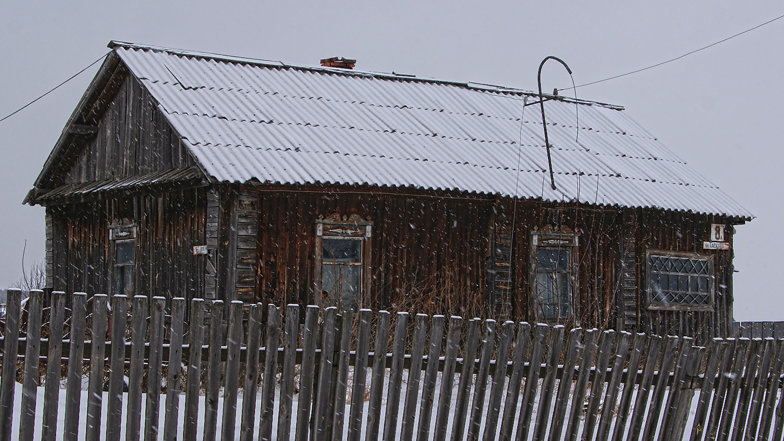 снег на Таежной улице Кемеровская область Ленинск-Кузнецкий район село Ариничево улица Таежная 8А снег