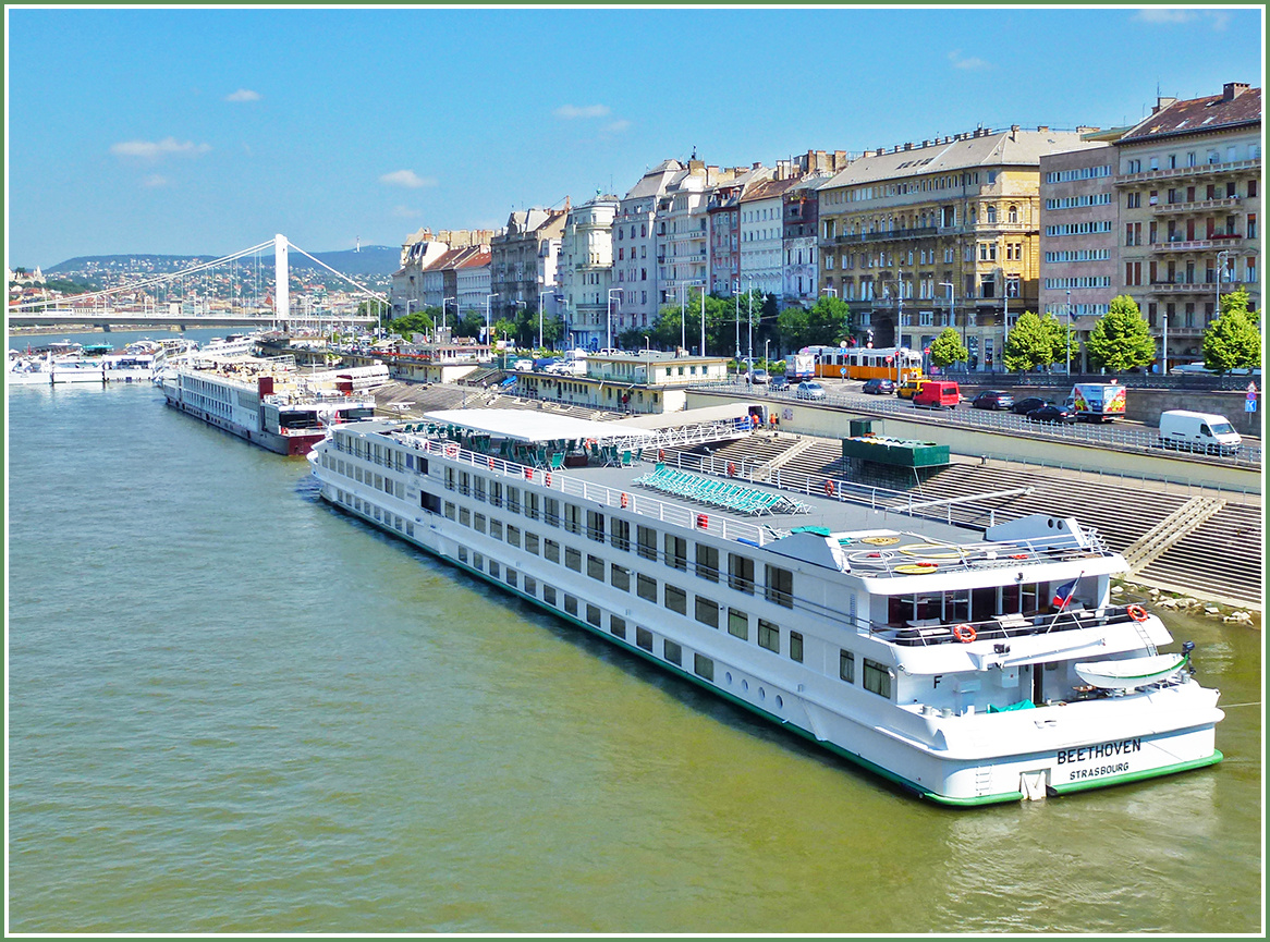 Городские хроники в кадре [1] Венгрия Будапешт Budapest река Дунай Danube Duna набережная теплоход мост