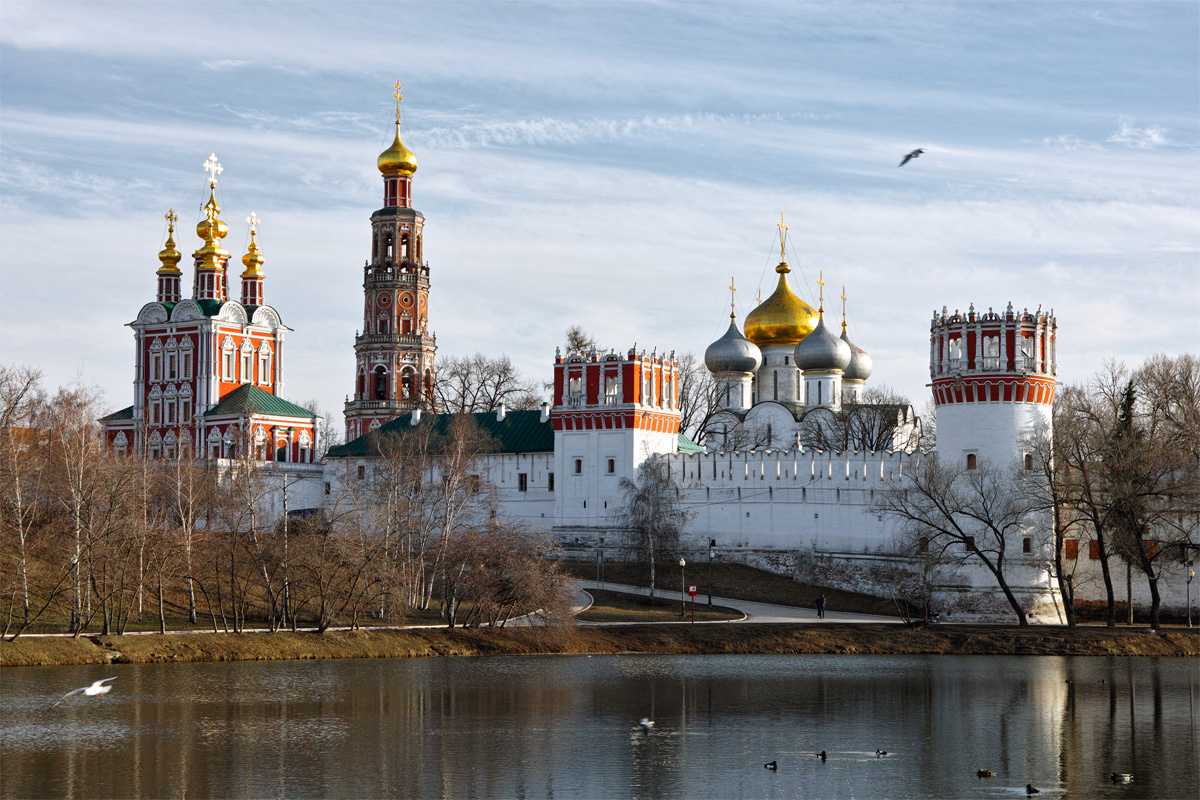 Новодевичий церкви монастырь россия православие купола небо башни религия старый кресты христианство стены кафедральный архитектура ансамбль история храм собор старинный древний москва туристический святой крепость золотой бог христос защищать красная ранняя весна ст