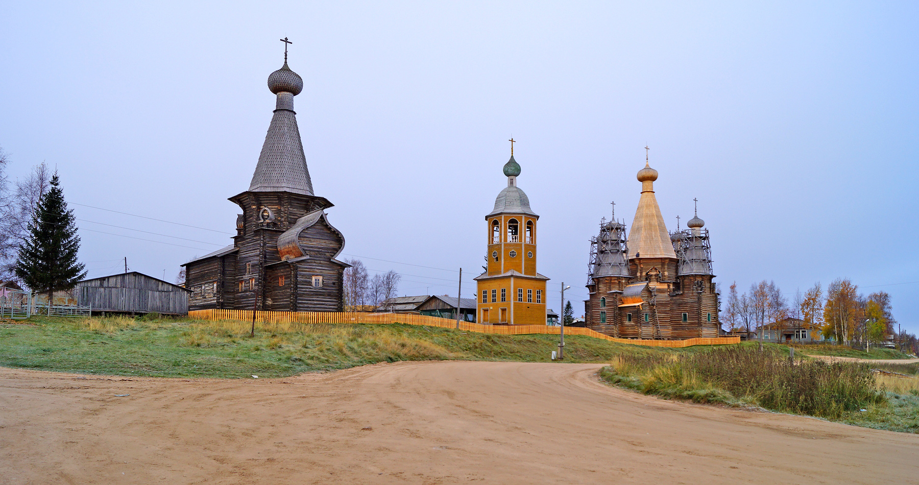 Храмовый комплекс в Нёноксе. нёнокса село троицкая церковь в нёноксе колокольня никольская