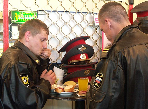 Бутербродная бутербродная милиция едят