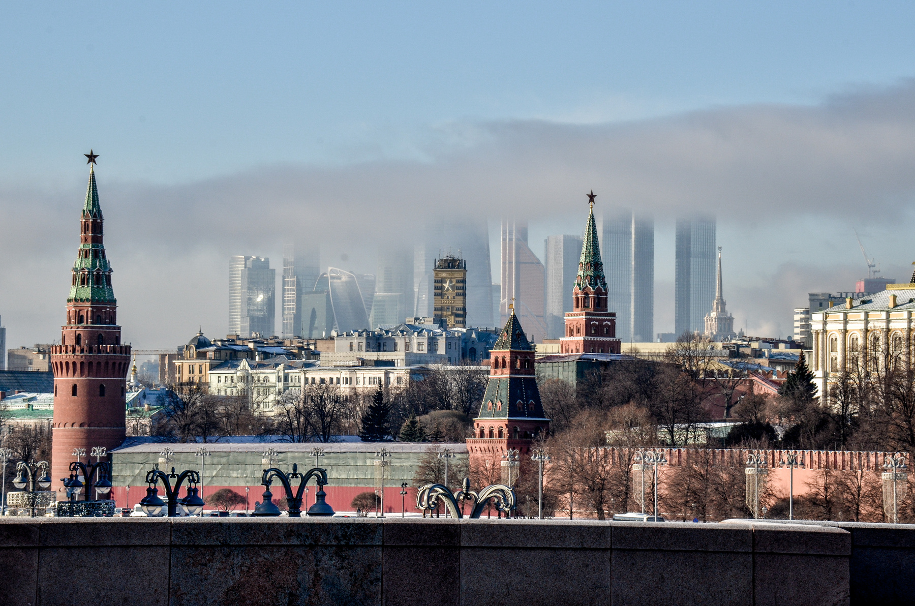 Кремль на фоне Сити 