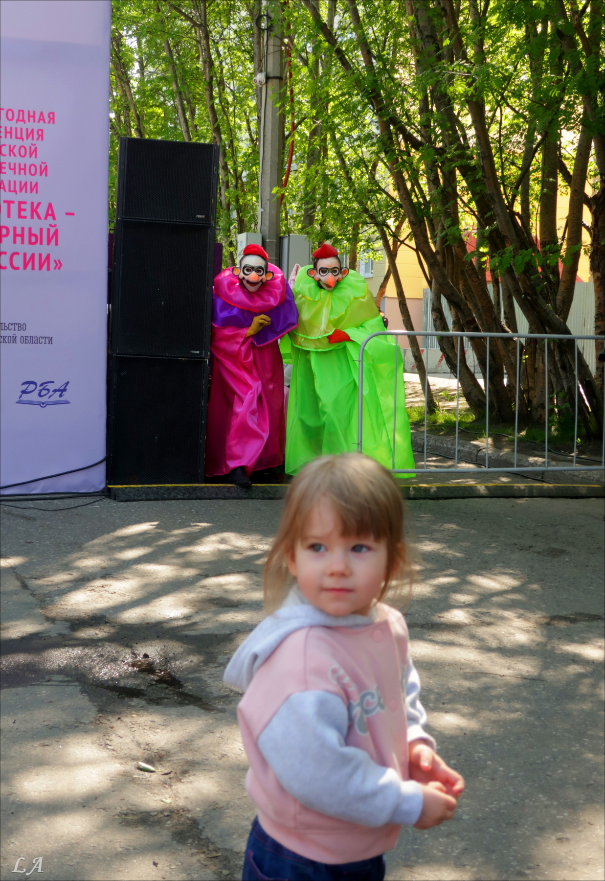 Блаженное неведение фототренер Александр Мамакин Творческий Союз Снежный Лев Lihgra Advenyture Фото Светланы Мамакиной Путешествие Фотосайт жанр Россия Север Заполярье Кольский полуостров Мурманск уличный театр Странствующие куклы господина Пэжо девочка лето июнь