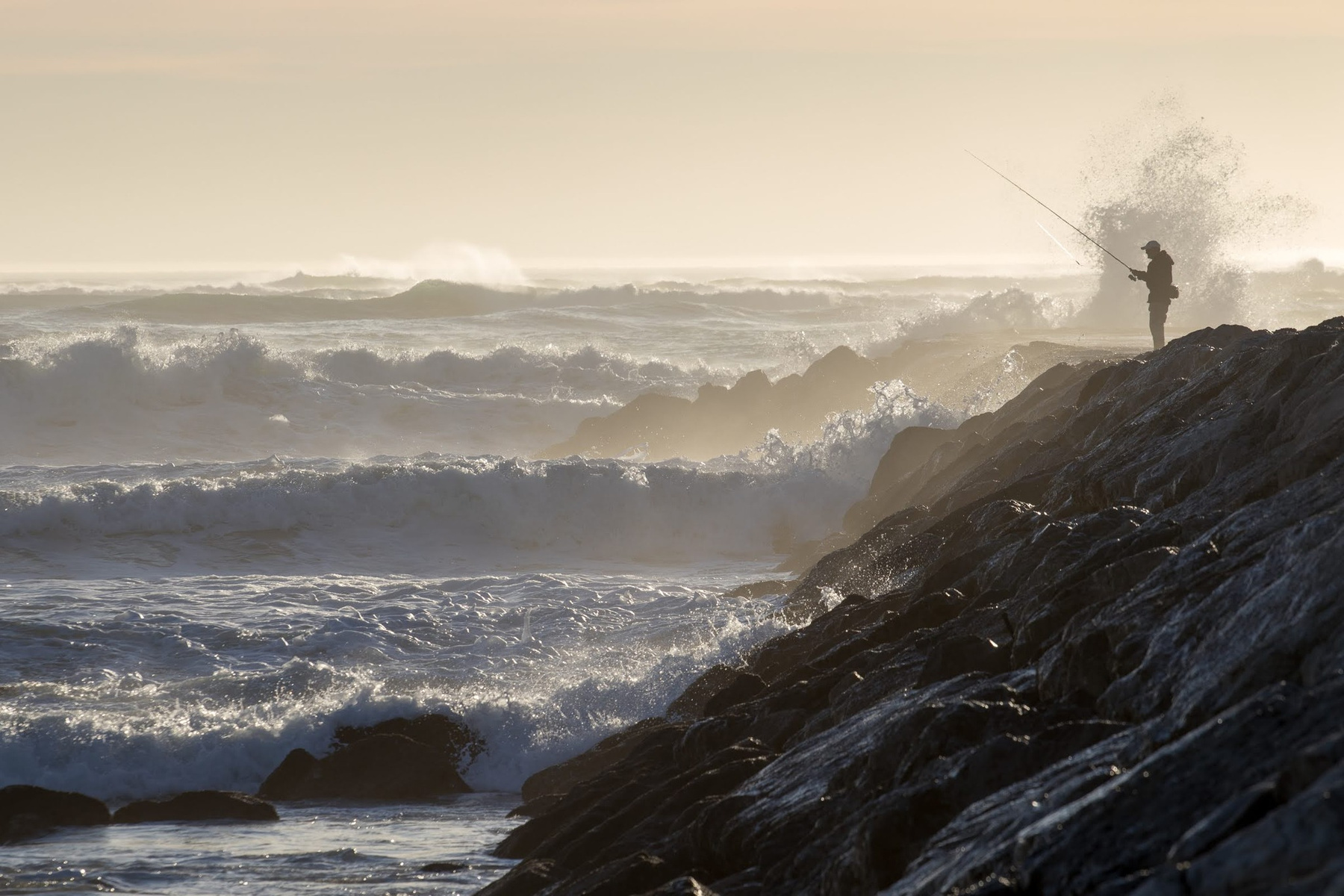 Costa da Caparica. Португалия рыбак волны Costa da Caparica