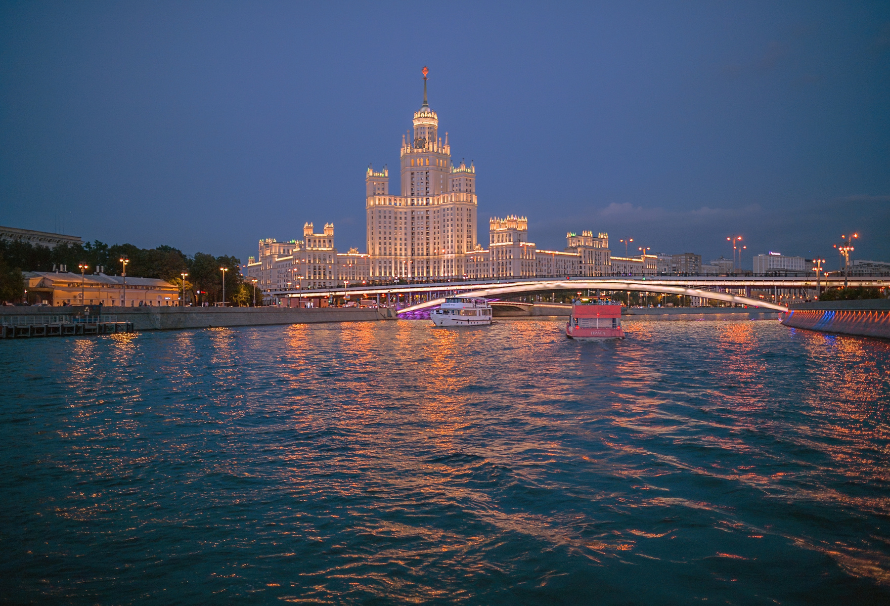 С видом на Котельническую высотку Москва россия