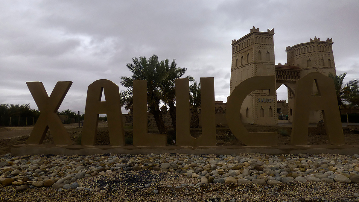 иногда стоит писать забор на заборе большими буквами Марокко Morocco Эрфуд Erfoud отель Касба Халука Маадид Kasbah Xaluca Maadid hotel