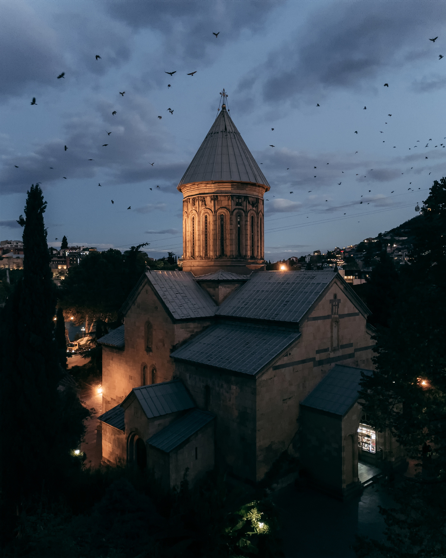 Dark Times Тбилиси Грузия путешествие архитектура город городской пейзаж iphone 12 pro Urban Exploration Сакартвело Georgia церковь мрак ночь