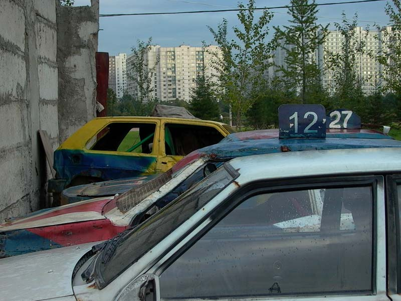 у стенки 