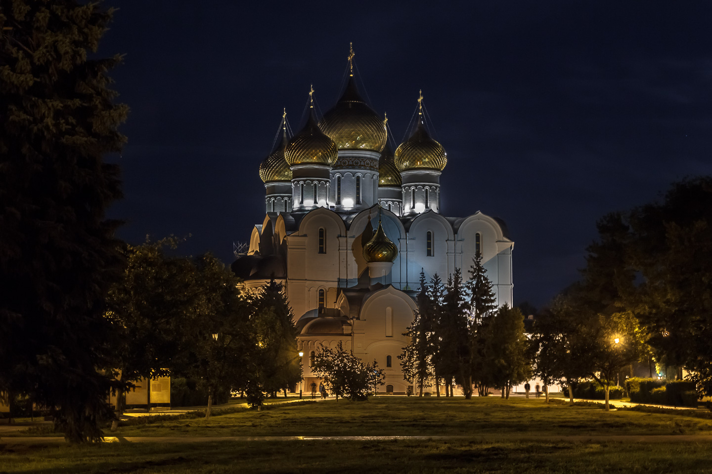 Храм в ночи архитектура вечер зелень колокольня кресты купола лето ночь фонари храм церковь