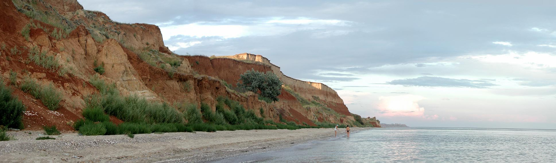 Красные горы черного моря. море горы
