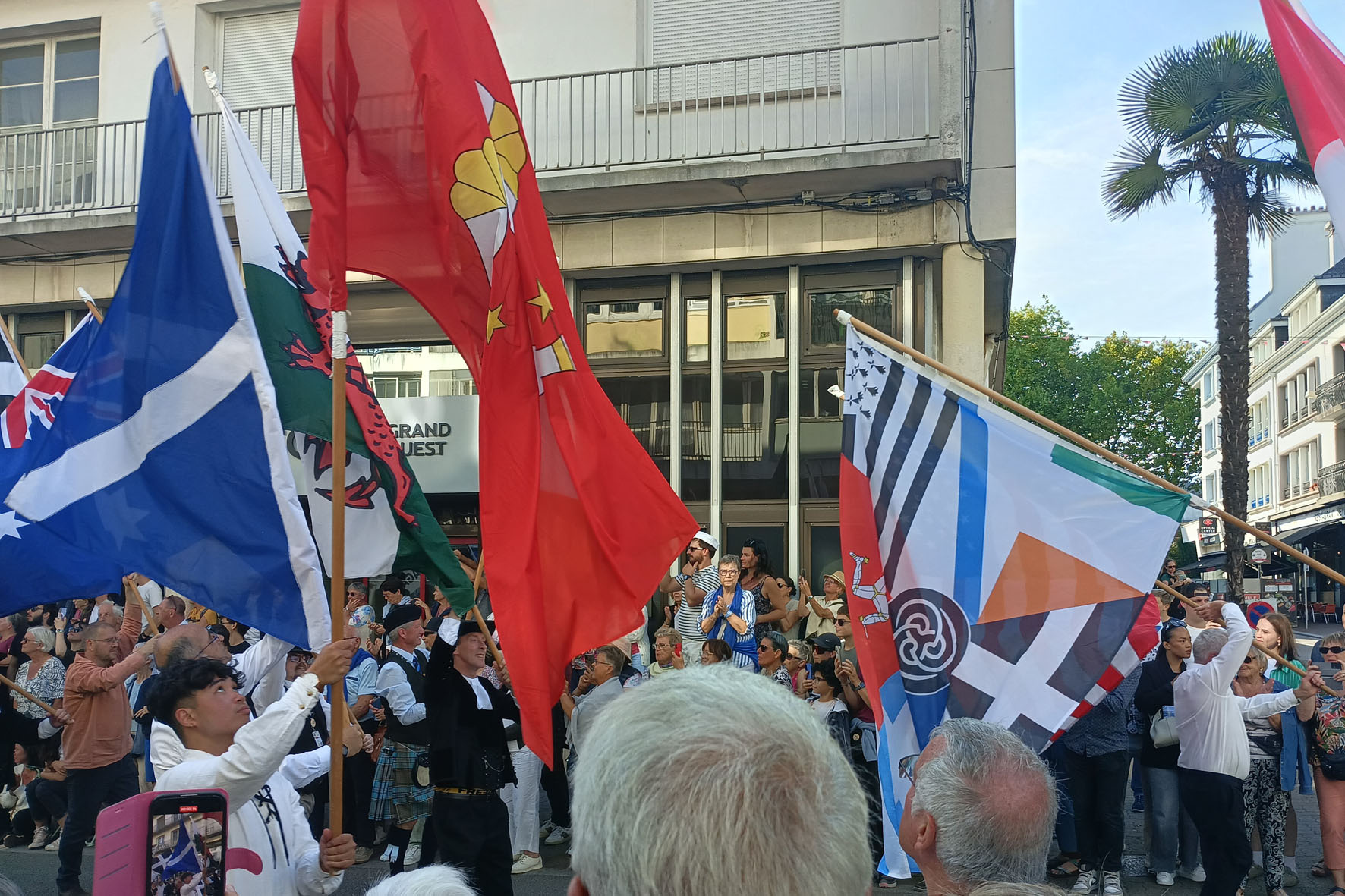 Кельты всех стран, объединяйтесь! Лрьян Lorient Бретань Bretagne фестиваль Interceltique флаг