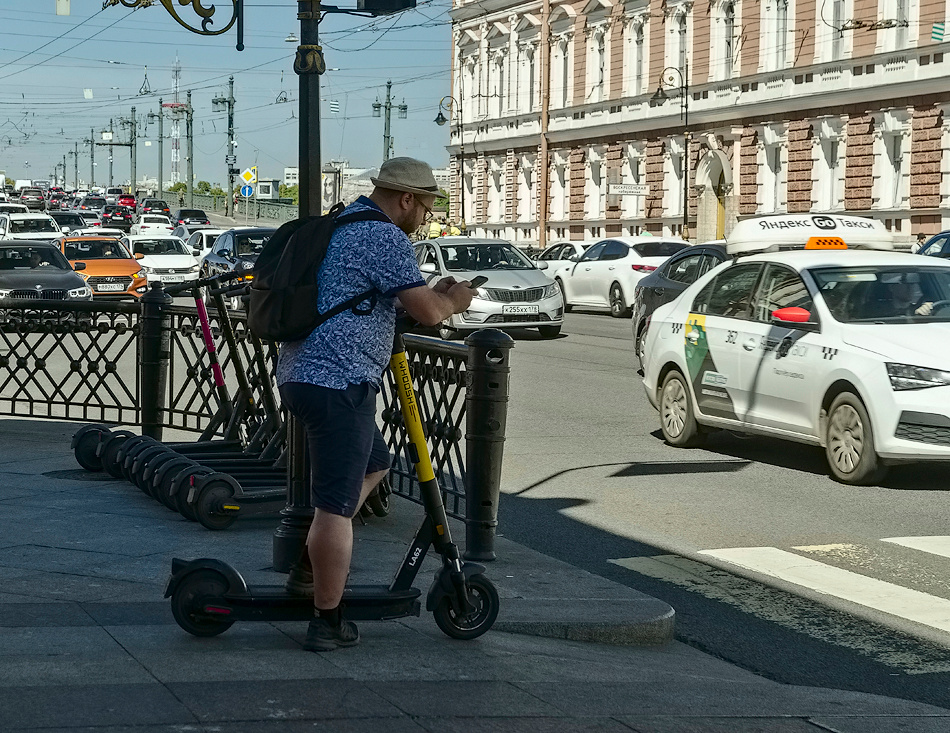Мобильник С.-Петербург переход Литейный мост мобильник