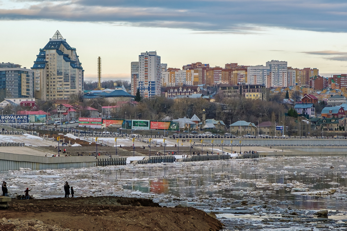 Город смотрит свысока... ледоход