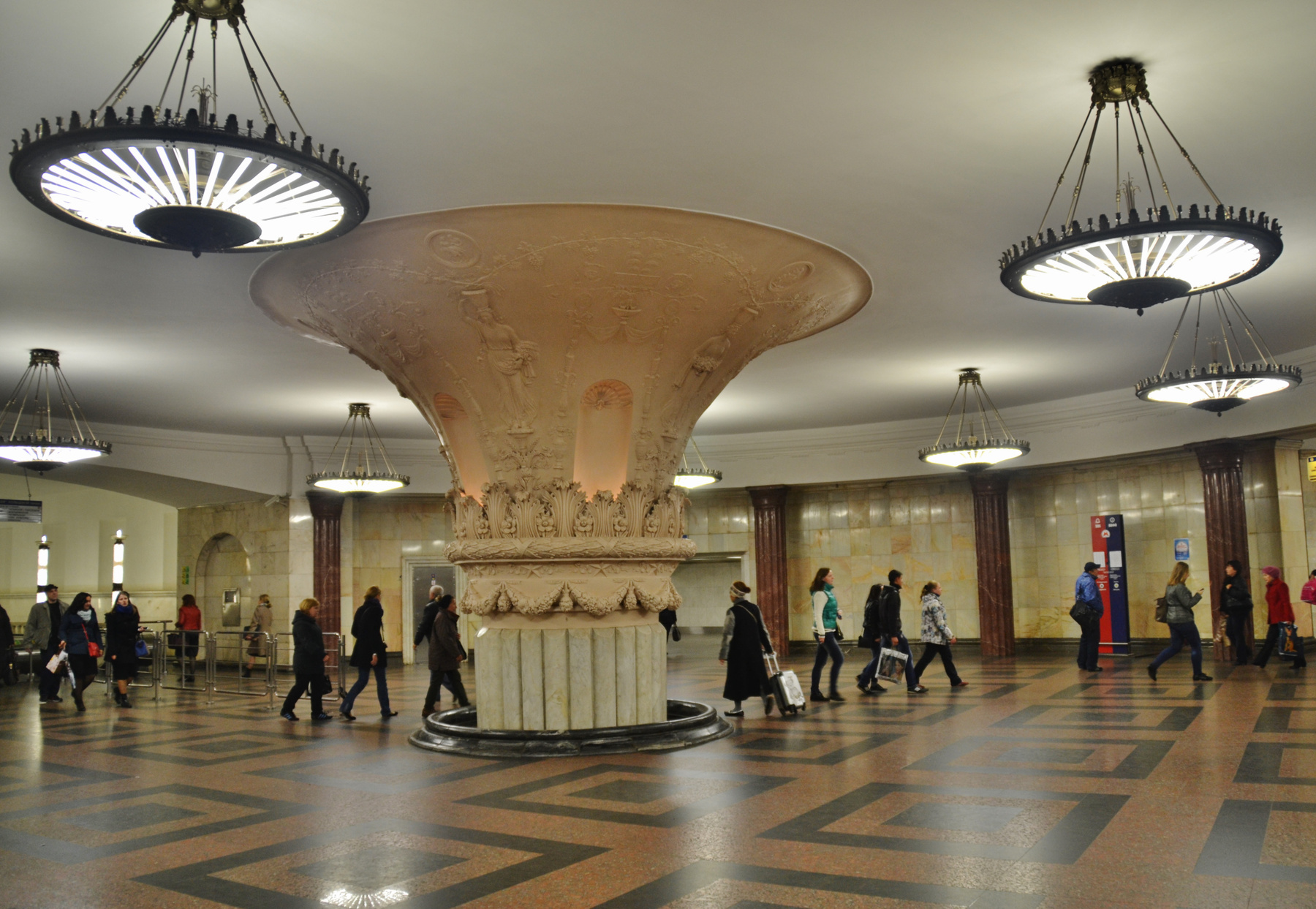 **Каменный цветок станция метро переход