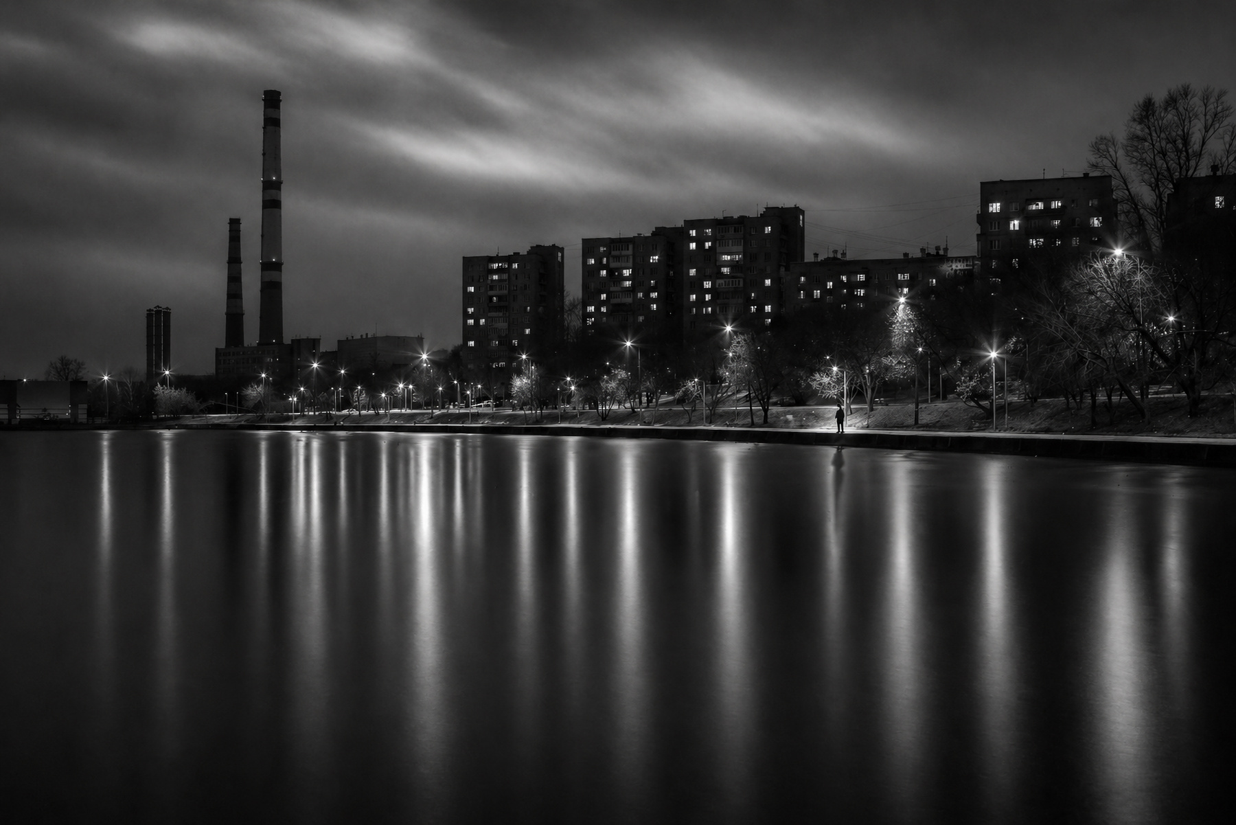 "Город заметил" черно-белая фотография концептуальная fine art photography монохром ночной город городская тревога одиночество набережная отражения длинная выдержка индустриальный пейзаж среда психологический