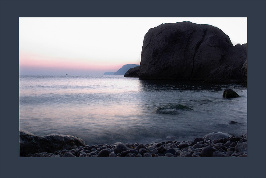 Черные камни бухты Инжир вода море камни