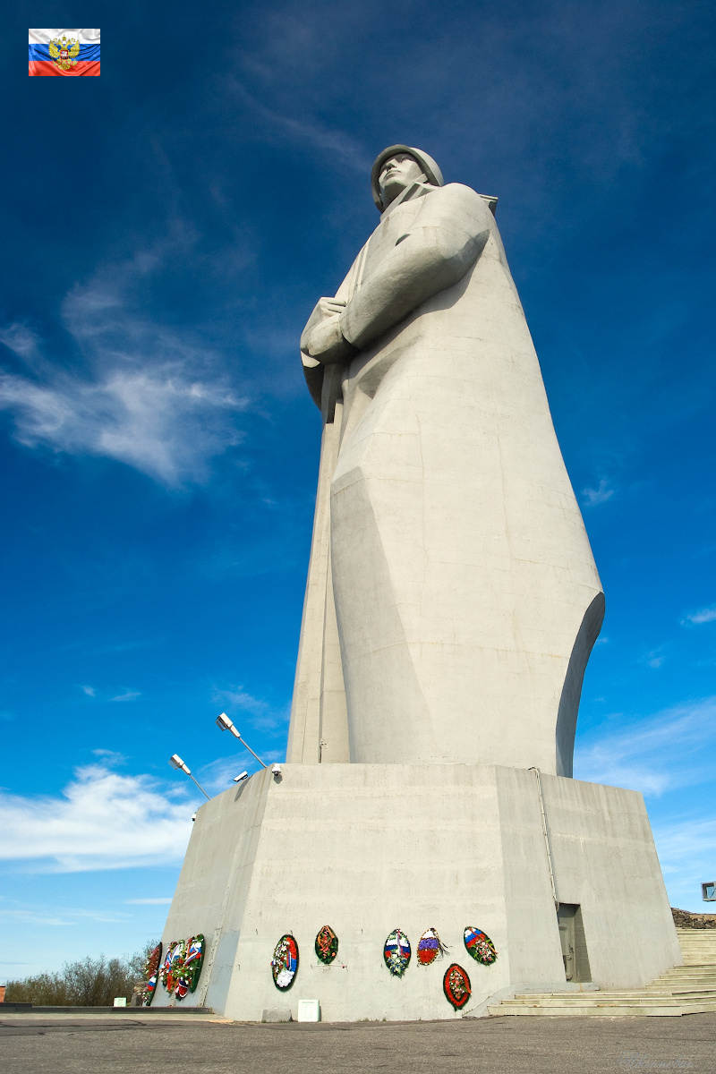 Что-ж вы все лезете памятник