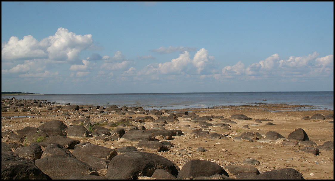 Равновесие небо вода камни озеро