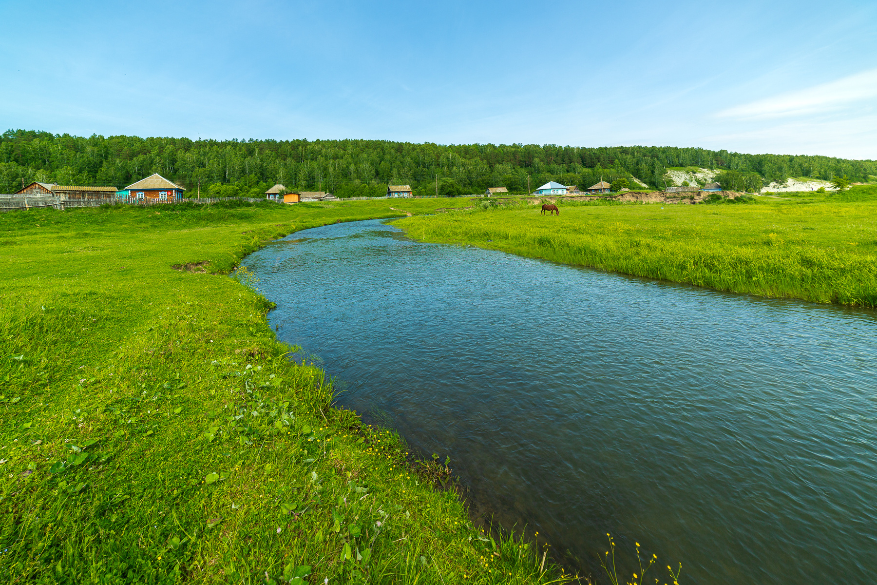 Сельский пейзаж лето деревня Пача село река сельская жизнь сельский пейзаж путешествия Сибирь Россия в кадре
