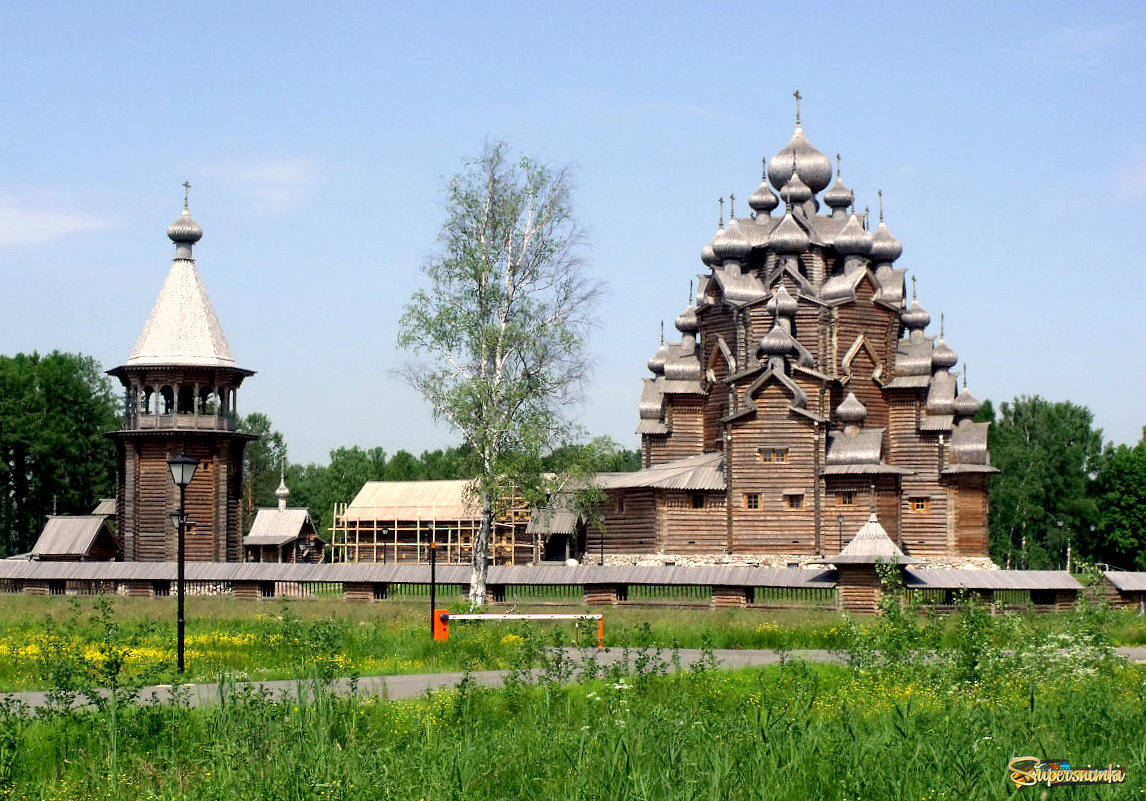 Вид на Церковь Покрова Пресвятой Богородицы и Колокольню Покровской церкви. Церковь Покрова Пресвятой Богородицы и Колокольню Покровской церкви в Усадьбе Богословка