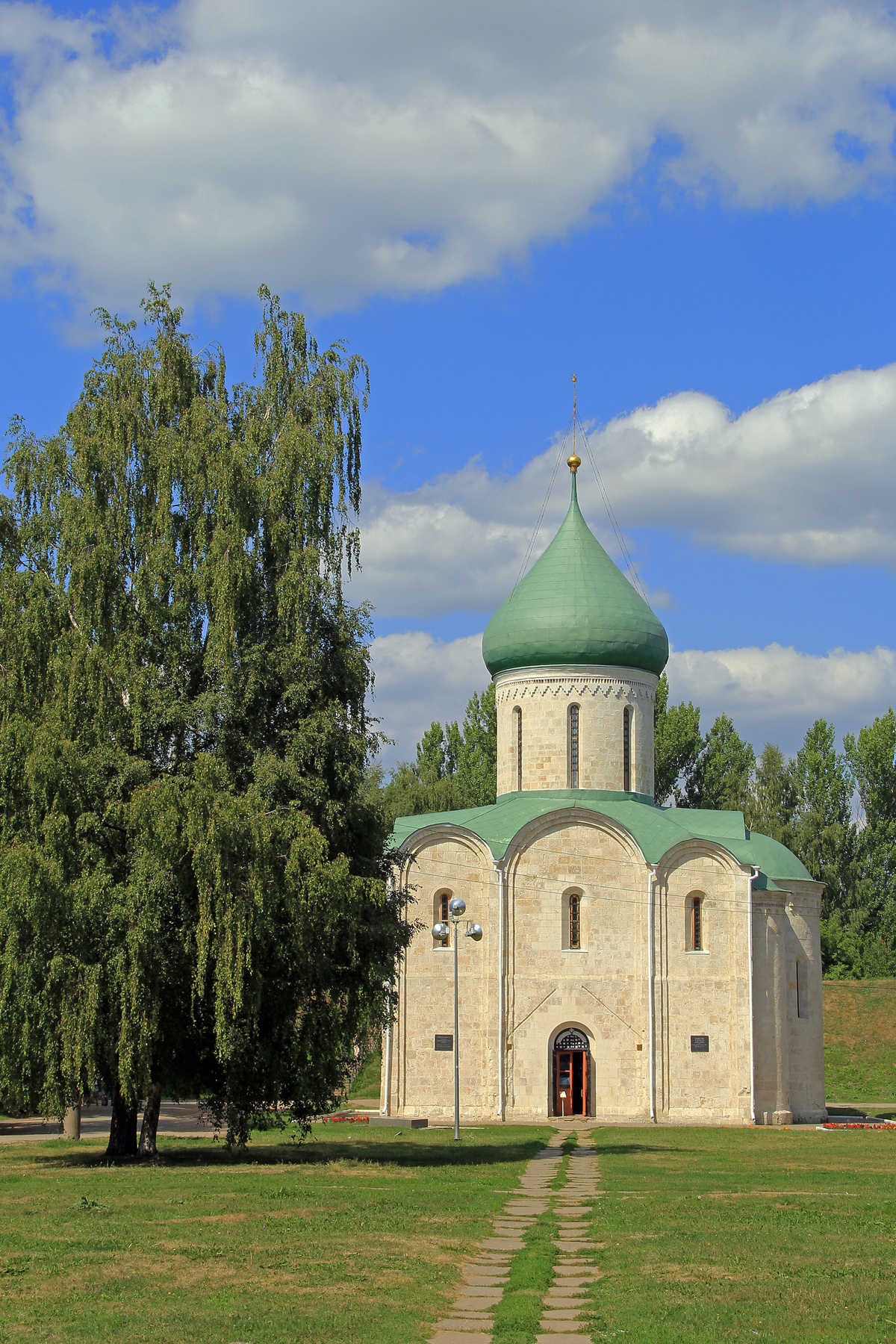 Переславль-Залесский. Преображенский собор, в котором был крещён святой благоверный князь Александр Невский.  04.08.2022 Переславль-Залесский Храм Архитектура