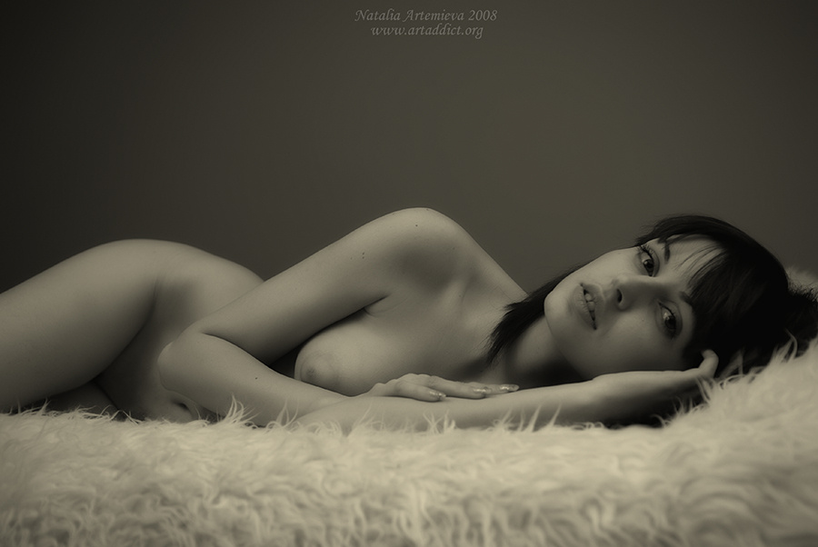 Lay Beside Me манящие изгибы ее тела, нежность, бархатистая кожа, теплый мех...