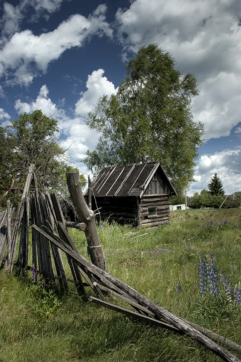 Разрушается русская деревня... 