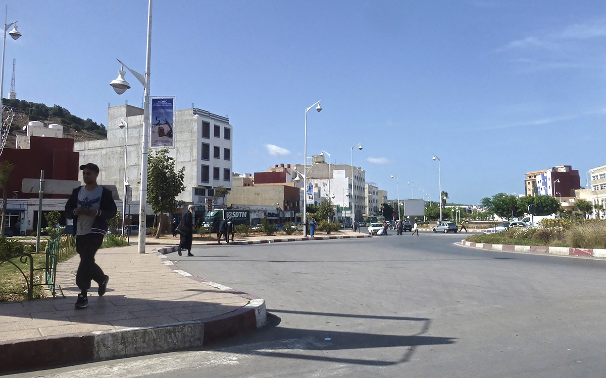 попавший в тень молодой чувак с орлом насторожил аксакала Марокко Morocco Надор Nador молодой орел пожилой настороженность тень