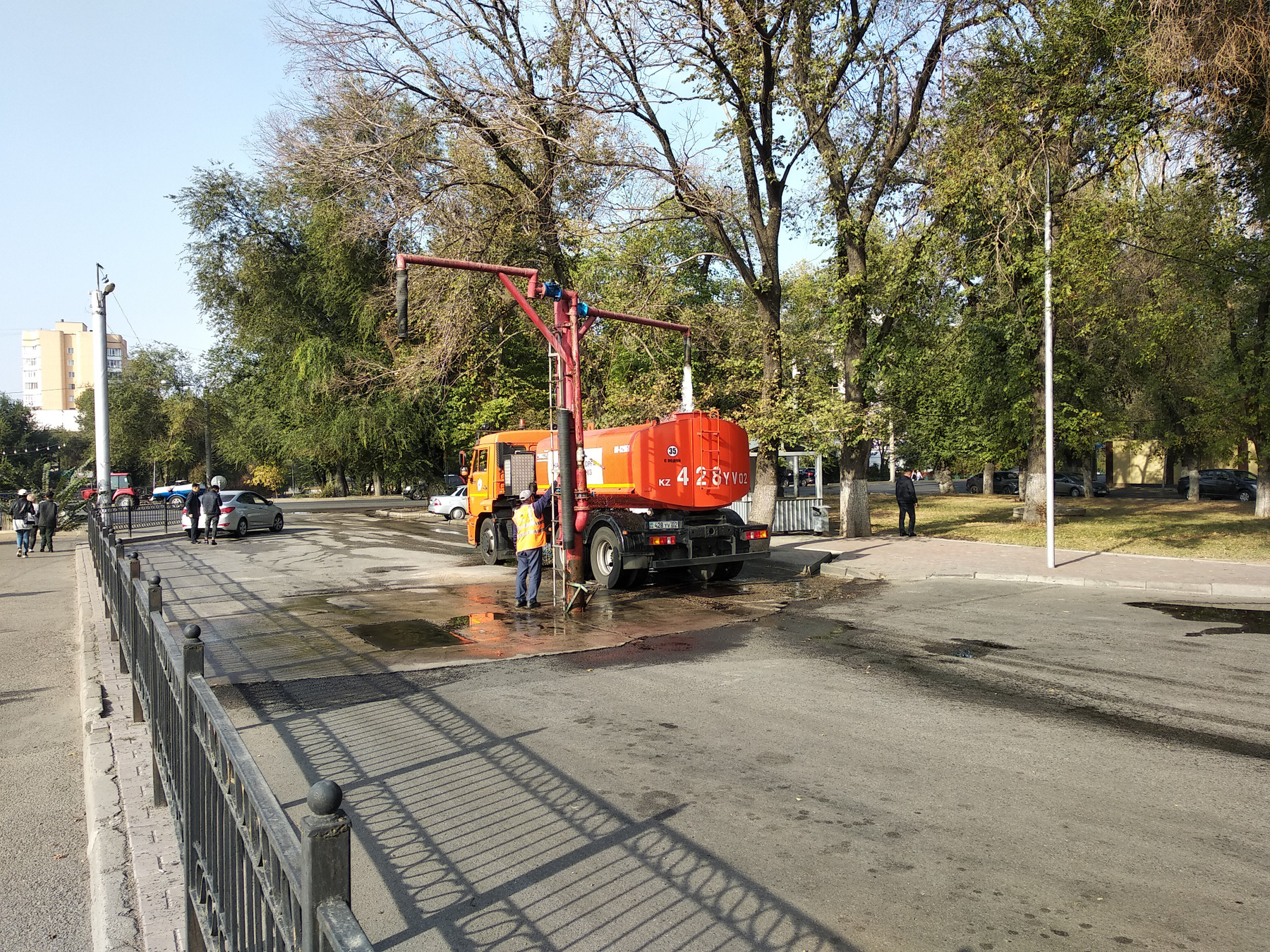 На водопое Алматы улица автомобиль вода колонка