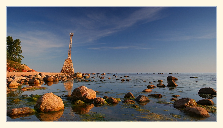 Старый маяк маяк море камни лес