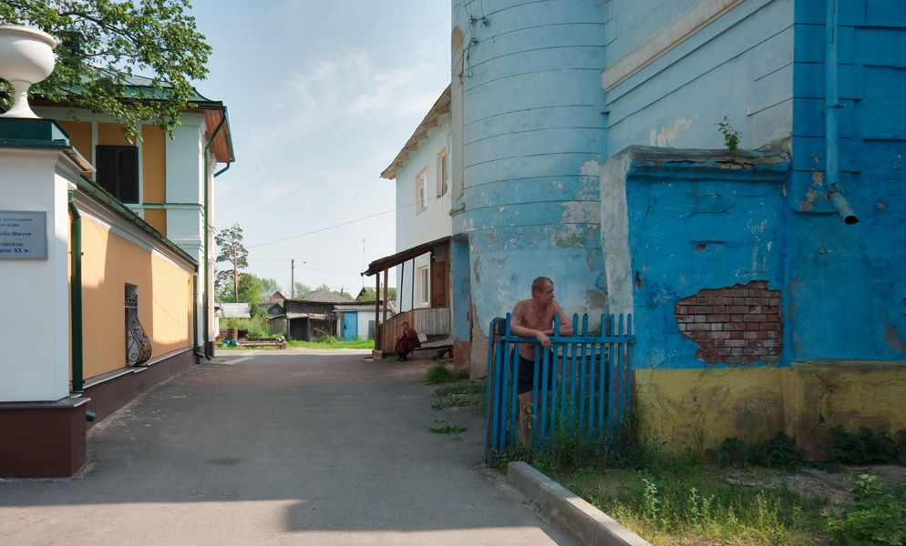 в Переславле переславль залесский улица абориген стена забор скука полдень провинция лень жарко глубинка