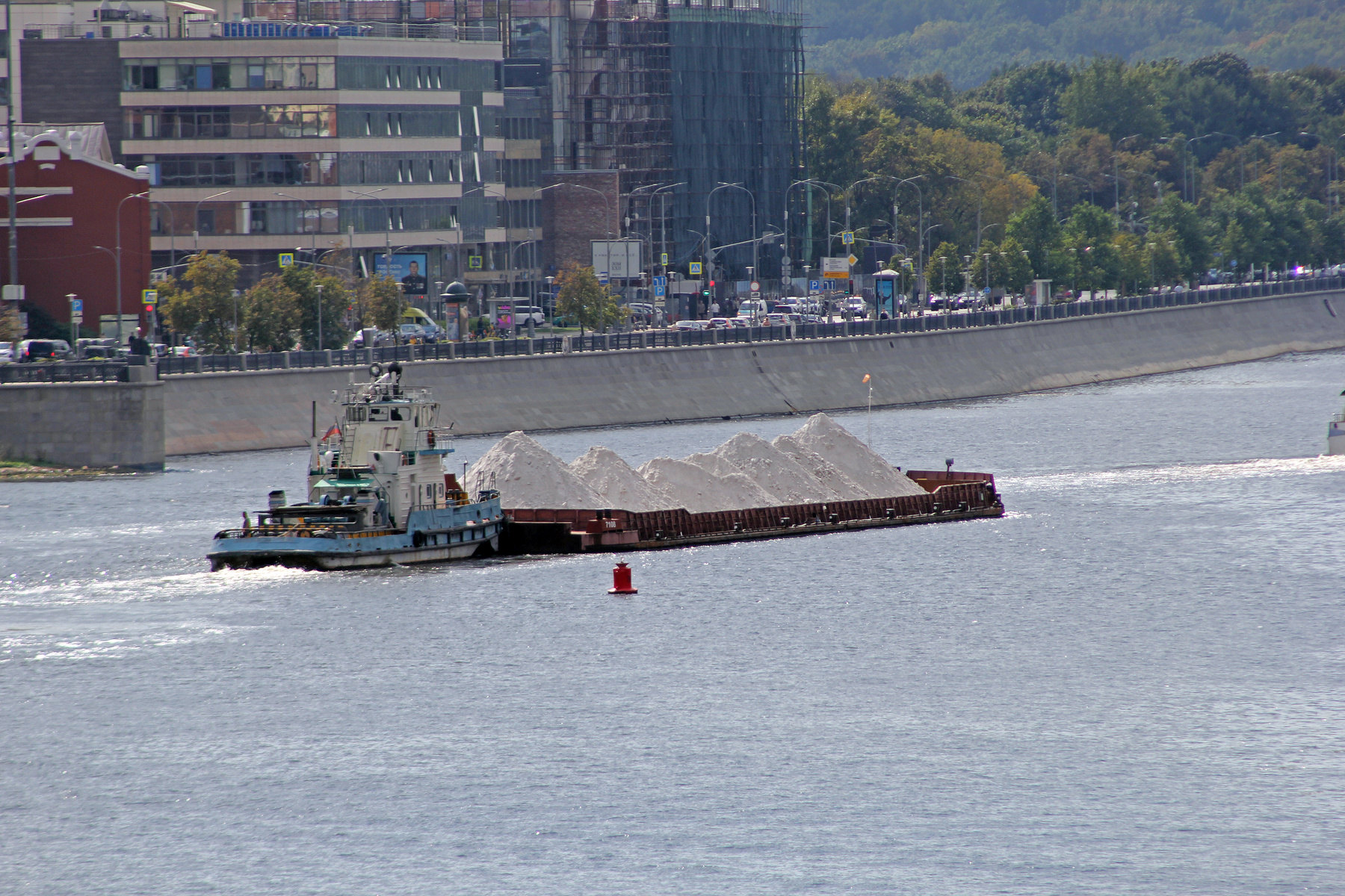 Баржа с моста Богдана Хмельницкого.  08.09.2025 Москва Город