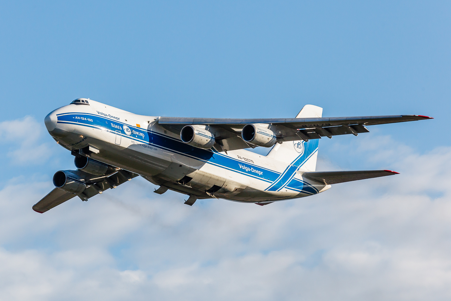 Ан-124-100 международный аэропорт внуково Ан-124-100 Руслан авиакомпания Волга-Днепр