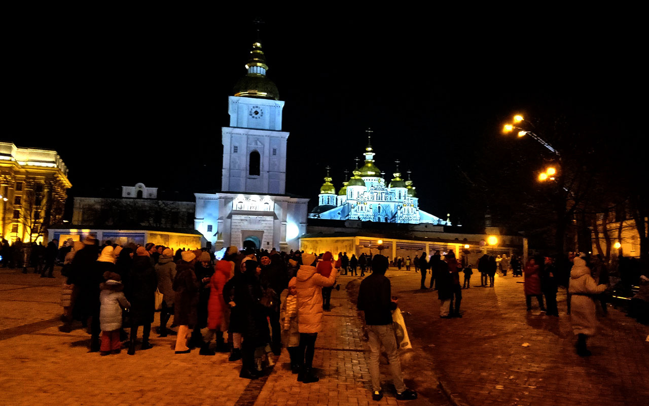 Киев. нось площадь люди