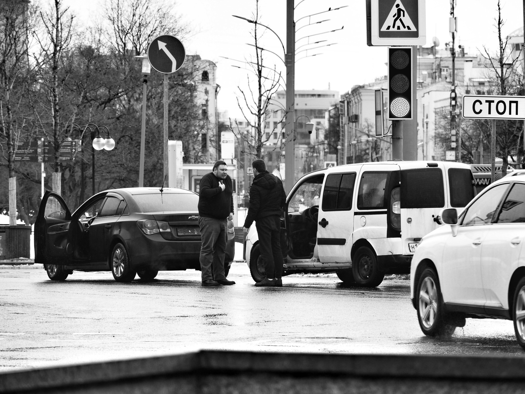 Перекресток улица мужчины день диалог