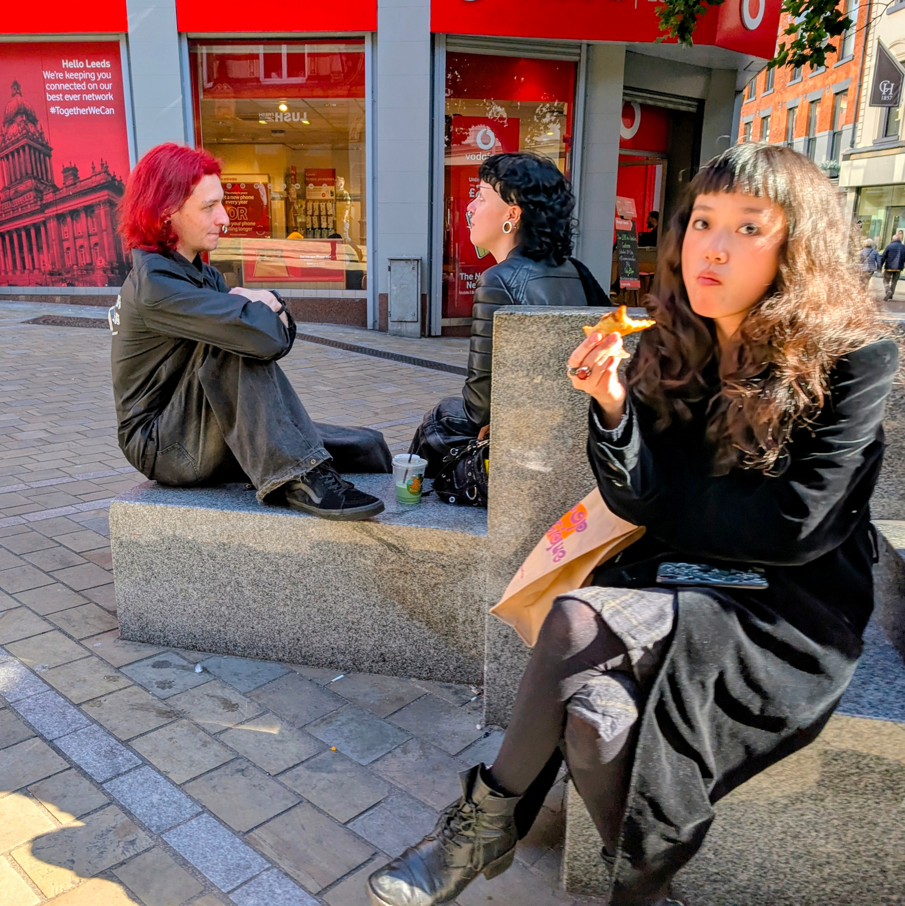 Leeds City Centre осень девушка пирожок