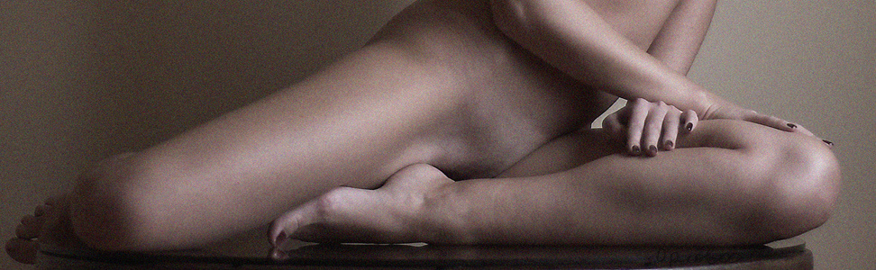 Ой, какие ножки! Nue assise sur une table